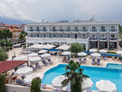 una vista aérea de un hotel con piscina y sombrillas en Danai Hotel & Spa, en Olympiakí Aktí