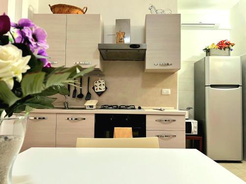 een keuken met een fornuis en een koelkast bij Salento Calette Apartment in Santa Maria al Bagno