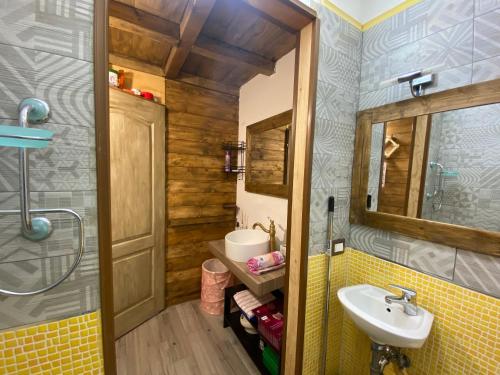 y baño con lavabo y espejo. en Sarno Domus Grazioso Loft 2 livelli Centro Storico, en Sarno