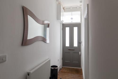 un couloir avec une porte et une fenêtre dans l'établissement Stunning double bedroom in 4 bedroom house in Peckam, à Londres