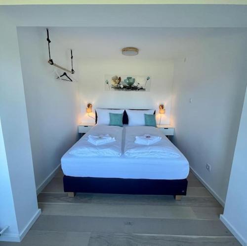 ein Schlafzimmer mit einem Bett mit zwei Lampen in der Unterkunft Großzügige FeWo mit Bergblick am Tegernsee in Bad Wiessee