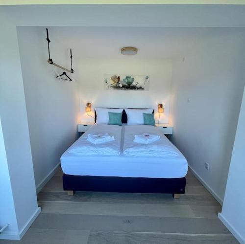 a bedroom with a bed with two lamps on it at Großzügige FeWo mit Bergblick am Tegernsee in Bad Wiessee