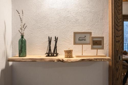 een plank met een vaas en een foto erop bij El Racó in Camprodon