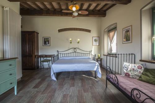 Ένα ή περισσότερα κρεβάτια σε δωμάτιο στο La Gufaia - holiday house with private pool near Florence