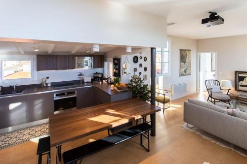 Il comprend une cuisine et un salon avec une table en bois. dans l'établissement #9 Opera's Duplex panoramic Sea View Terrace & AC 1min to Beach, à Nice