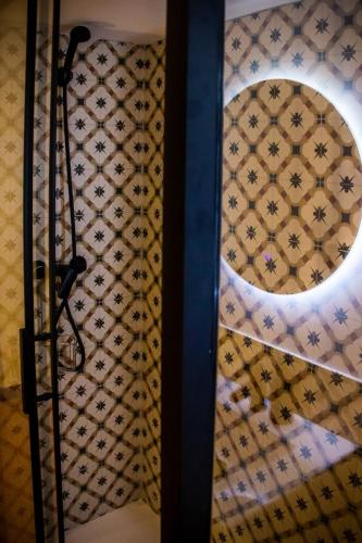 a room with a window and a wall with a curtain at Onefam Sungate in Madrid