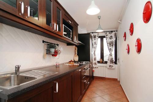 uma cozinha com um lavatório e um frigorífico em Istoric Center - Romanian Quiet Apartment em Bucareste