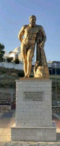 a statue of a man standing on top of a monument at Georgia's Village House in Kondóstavlos