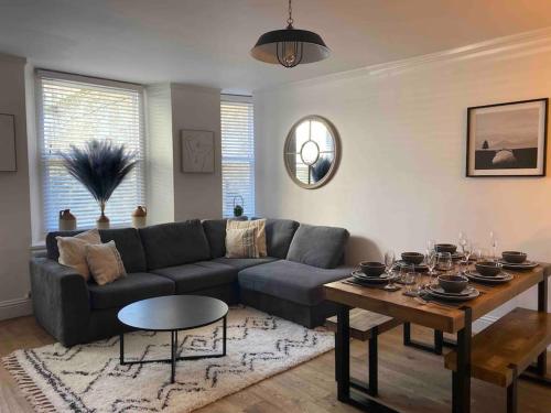 a living room with a couch and a table at Charming Apartment BARBICAN/HOE PARKING,Courtyard! in Plymouth