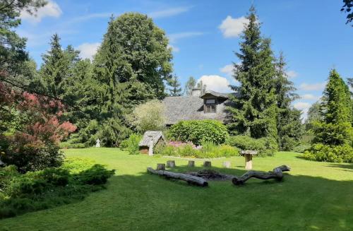 um jardim com uma casa ao fundo em Dom na Podlasiu em Dziadkowice