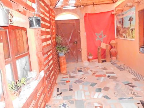 um quarto com piso em azulejo e uma parede de tijolos em Dar Lhor em Tarhjicht