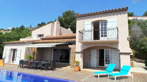 une villa avec piscine et une maison dans l'établissement PREGOT DIOU 202 villa, aux Issambres