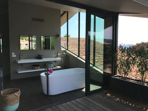 La salle de bains est pourvue d'une baignoire et offre une vue sur le désert. dans l'établissement Pierre Jean 1823 villa, à Sainte-Maxime