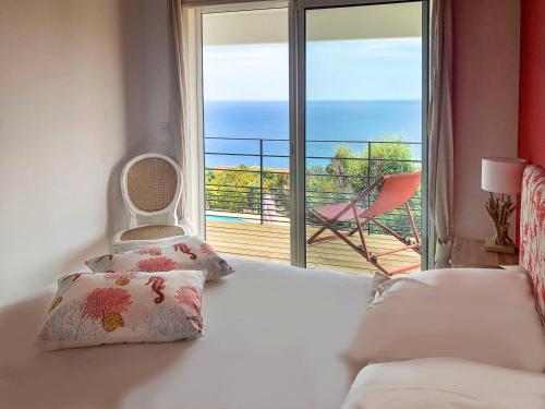 une chambre avec un lit avec vue sur l'océan dans l'établissement Bleu Comme Toit 3425, aux Issambres