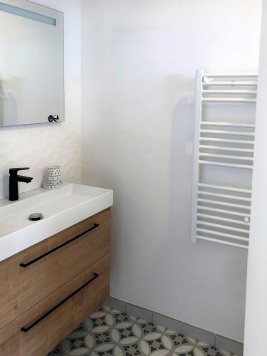 une salle de bain avec un lavabo et un miroir dans l'établissement Bleu Comme Toit 3425, aux Issambres