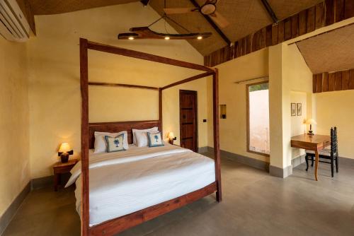 1 dormitorio con 1 cama grande en una habitación en 1br Cottage with Pool - Lake Escape by Roamhome en Udaipur