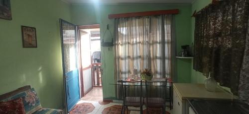 Habitación con paredes verdes y puerta con ventana en El Remanso, en Durazno
