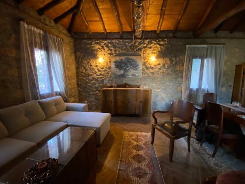 - un salon avec un canapé et une table dans l'établissement Το Πατρικό - To Patriko Epidavros, à Ancient Epidavros