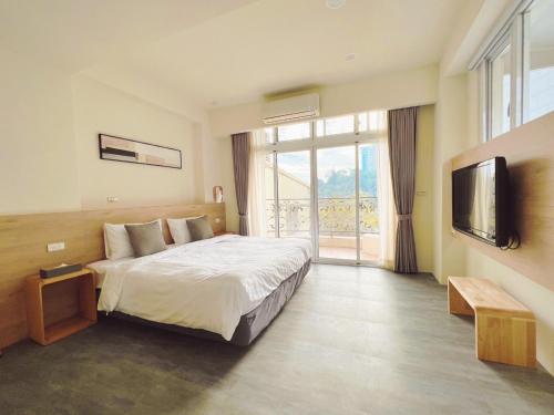 a hotel room with a bed and a television at 161 Easy Inn in Yuchi