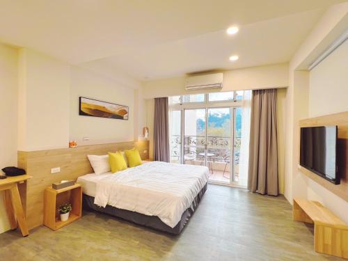 a hotel room with a bed and a television at 161 Easy Inn in Yuchi