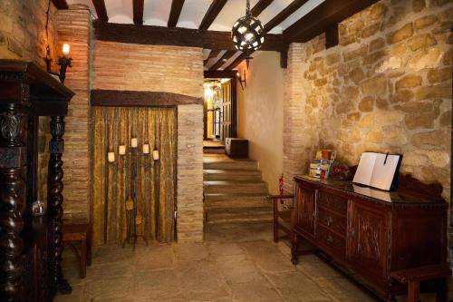 a hallway with a door and a stone wall at El Retiro del Obispo in Laguardia