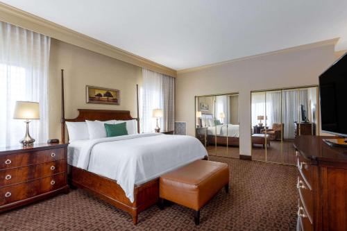 een hotelkamer met een groot bed en een televisie bij Hawthorn Suites by Wyndham West Palm Beach in West Palm Beach