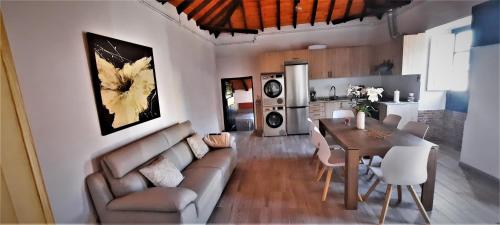 a living room with a couch and a dining room table at Casa Higopico in Tacoronte