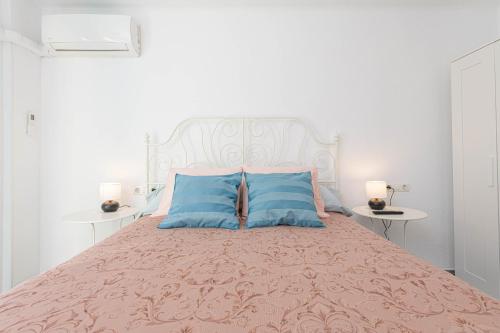 Posteľ alebo postele v izbe v ubytovaní WintowinRentals Ubicación fabulosa, completo apartamento con Parking en el Soho de Málaga