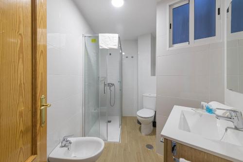 Kúpeľňa v ubytovaní WintowinRentals Ubicación fabulosa, completo apartamento con Parking en el Soho de Málaga