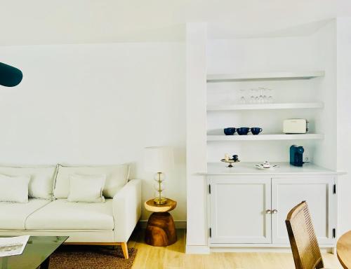 ein Wohnzimmer mit einem Sofa und einem Tisch in der Unterkunft CIH Apartments in Puerto del Carmen