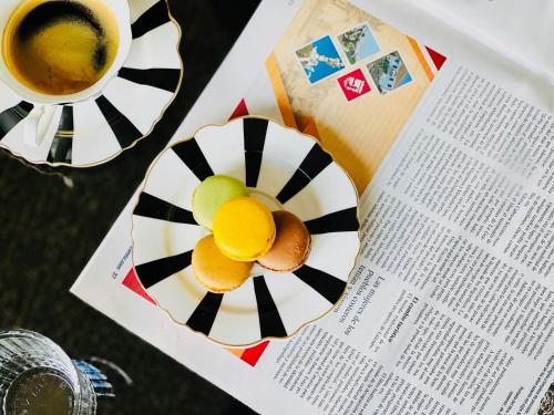 een krant met een bord eten en een kopje koffie bij CIH Apartments in Puerto del Carmen