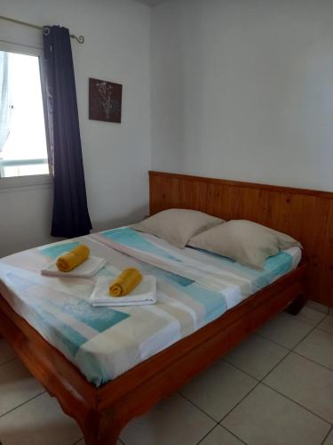 sypialnia z łóżkiem z dwoma ręcznikami w obiekcie FREDERIC FRANCOIS w mieście Le Tampon