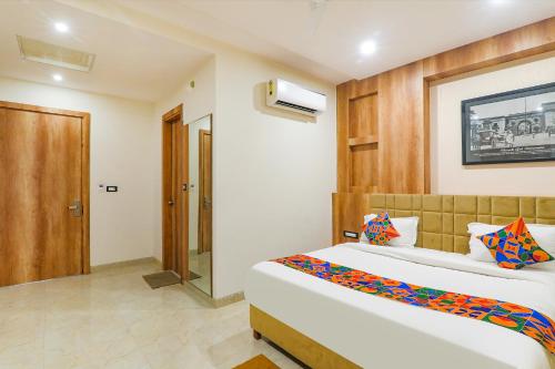 1 Schlafzimmer mit 2 Betten in einem Zimmer in der Unterkunft FabHotel The Nawab's in Nalmatha