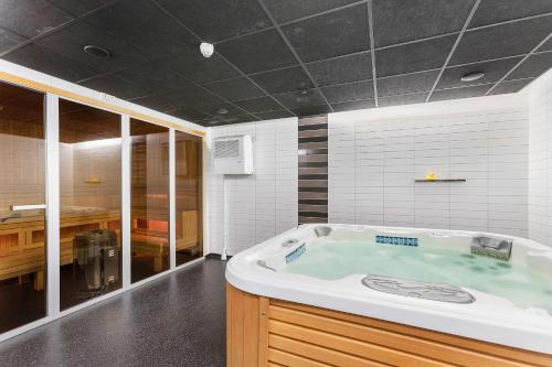 a bathroom with a jacuzzi tub in a room at Best Western Hotel Tranas Statt in Tranås