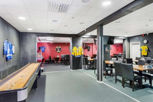 a dining room with ping pong tables and chairs at Best Western Hotel Tranas Statt in Tranås