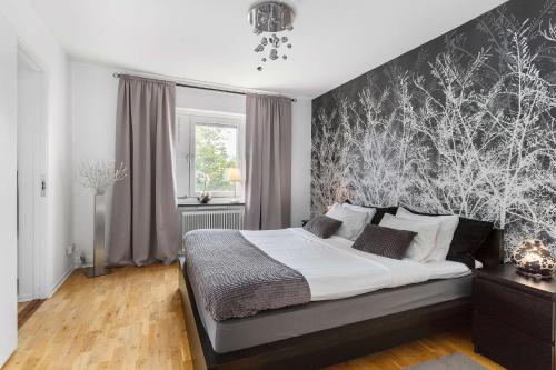1 dormitorio con 1 cama grande y pared en blanco y negro en Best Western Hotel Tranas Statt en Tranås