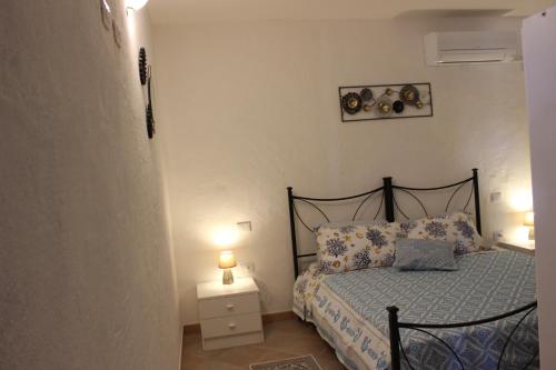 a bedroom with a bed and two lamps on a night stand at Casa Martina in Pula