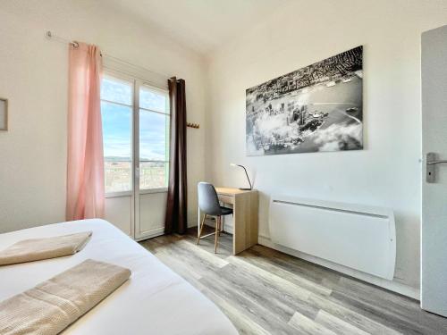 een slaapkamer met een bureau, een bed en een raam bij Le Panoramique Salonais in Salon-de-Provence