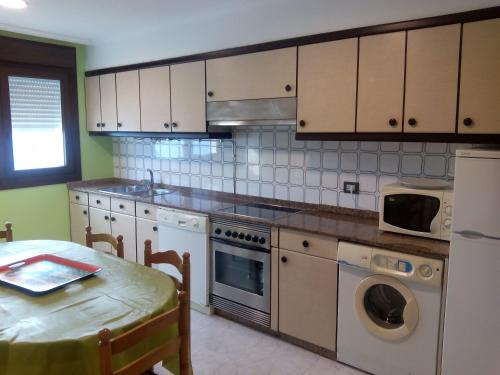 Kuchyňa alebo kuchynka v ubytovaní 7447 Apartment 3 Bedrooms with WiFi and Sea views