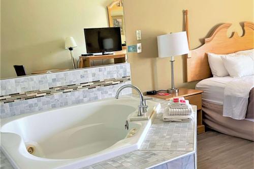 a bath tub in a hotel room with a bed at Econo Lodge in Newport