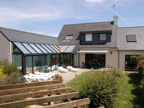 Attractive holiday home in Moëlan-sur-Mer with garden