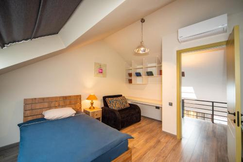 1 dormitorio con 1 cama, 1 sofá y 1 silla en Luxury 4 bedroom apartment #1 in the city center of tbilisi, en Tiflis