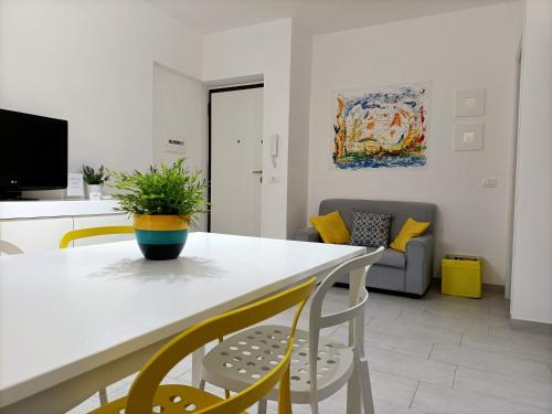 a kitchen and living room with a table and chairs at The Garden House alla Scala dei Turchi in Realmonte
