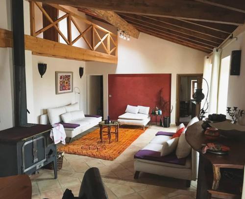 een woonkamer met witte banken en een open haard bij Monte D´Sancho in Aljezur
