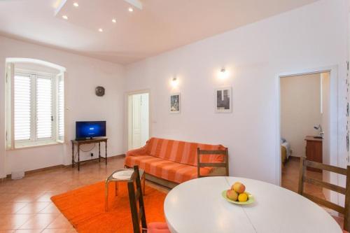 sala de estar con sofá y mesa en Apartment Tranquilo, en Dubrovnik
