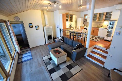 a living room with a couch and a table at Pyhtään Vuokramökit in Tuuski