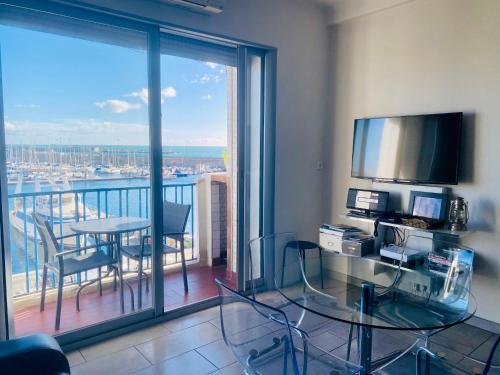 ''Luigi'' BALCON SUR LA MER et le Port de Sète