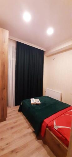- une chambre avec un lit et 2 serviettes dans l'établissement Apartment in Tbilisi, à Tbilissi