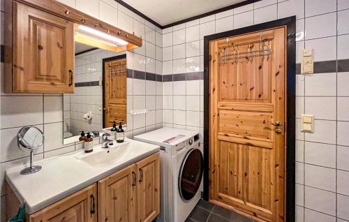 4 Bedroom Stunning Home In Hemsedal في هيمسيدال: حمام مع مغسلة وغسالة ملابس