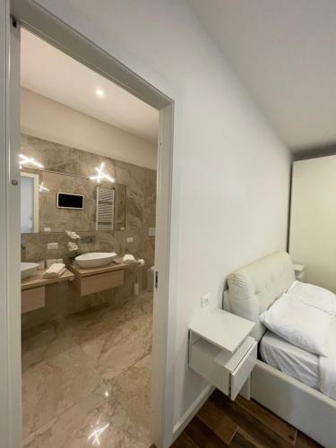 baño grande con cama y lavamanos en Luxury 3 al duomo di parma en Parma